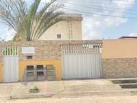 Casa ocupada com 3 quartos e 3 banheiros | 64 m²