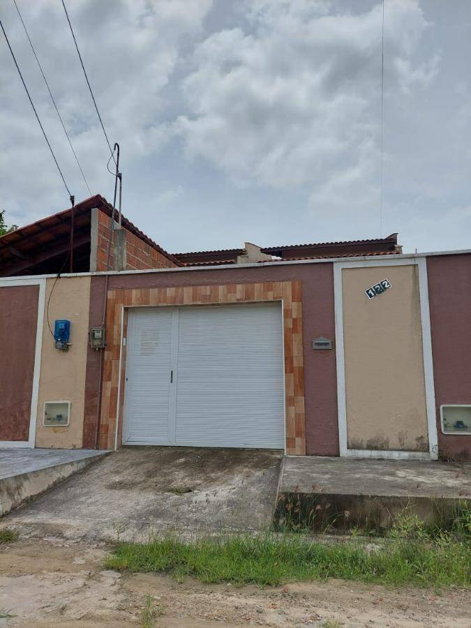 Casa com 3 quartos, 2 banheiros e 2 vagas, área construída 123m²