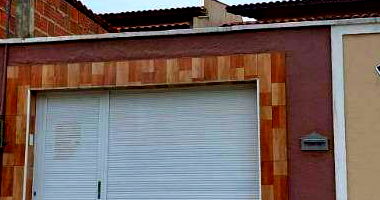 Casa com 3 quartos, 2 banheiros e 2 vagas, área construída 123m²