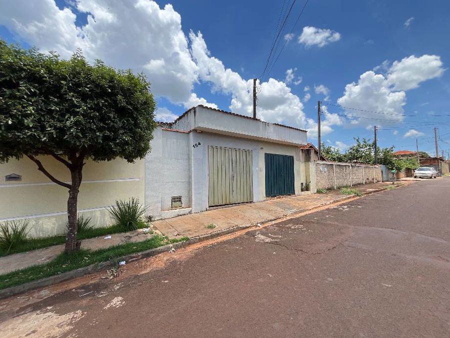 Casa padrão com 2 quartos, 1 banheiro e 1 vaga de garagem, ocupada
