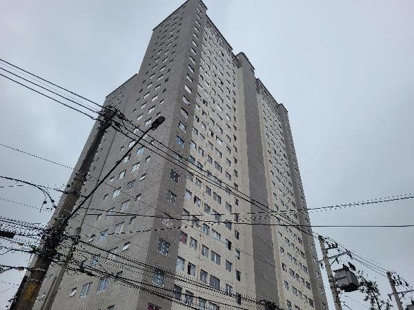 Apartamento com 2 quartos, 1 banheiro e área de serviço