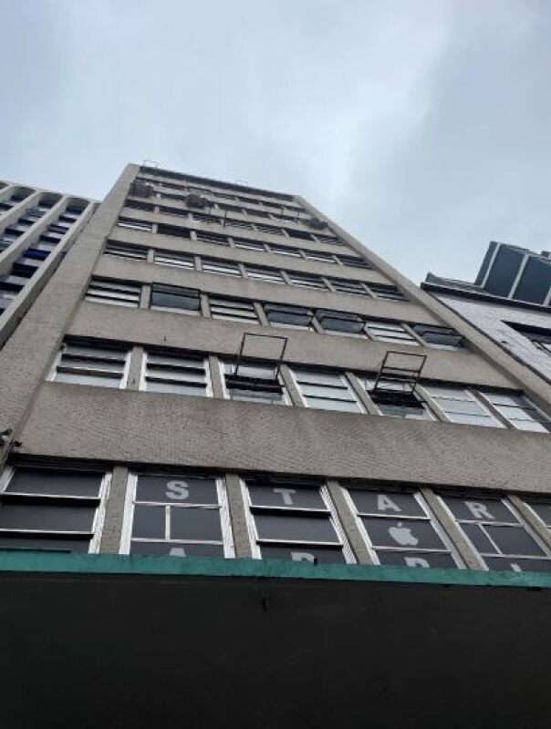 Sala comercial com 103m² útil, 142m² construída, 1 banheiro, desocupada