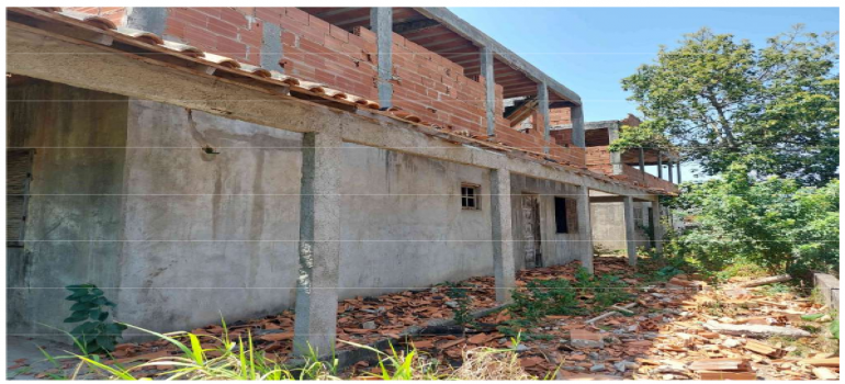 Casa com 1 quarto, 1 banheiro e 59m² de área construída, em terreno de 451m², desocupada e em estado degradado