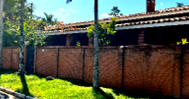 Residência térrea com 4 quartos, 3 banheiros, 3 vagas, 358m² construída