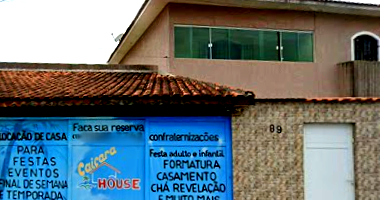 Casa com 362,23m² e 4 suítes a 1km da praia