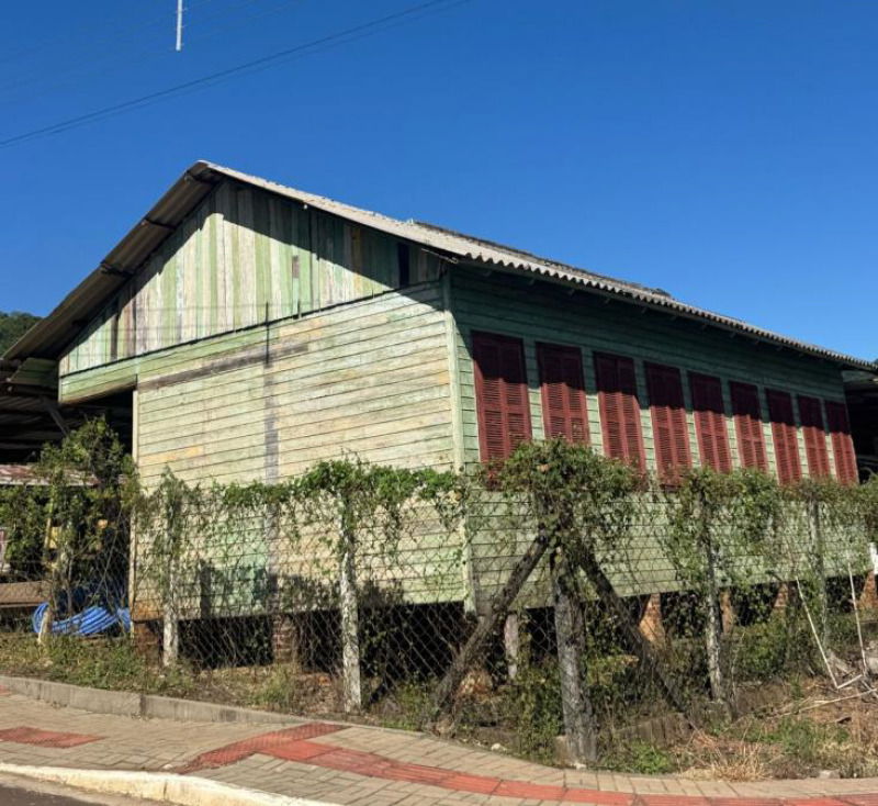 Construção Mista em Carlos Gomes - 60m² em Estado Ruim