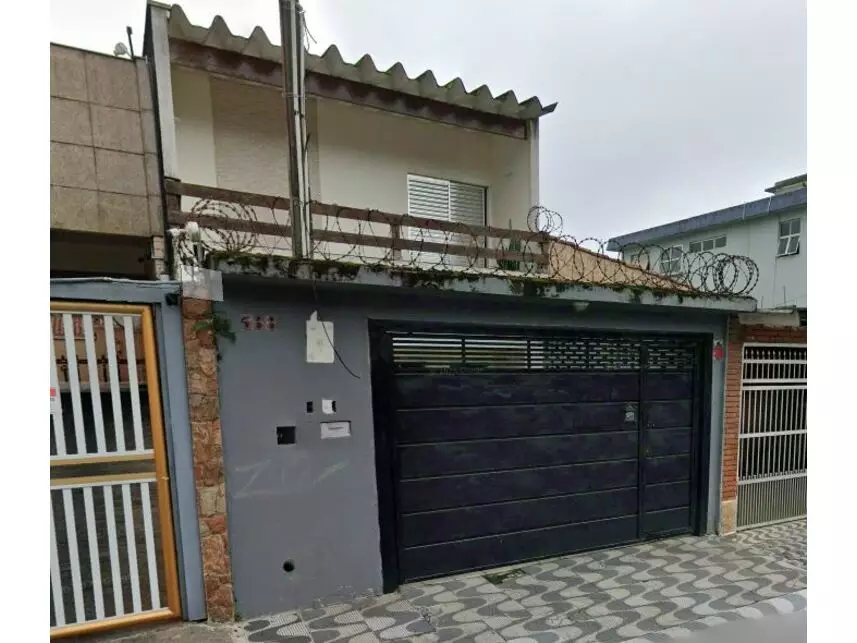 Casa em Leilão com 223m² Construída e 150m² de Terreno