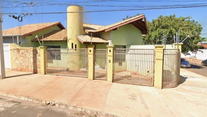 Casa com 3 quartos, 2 banheiros e 1 vaga de garagem, 179 m², ocupada