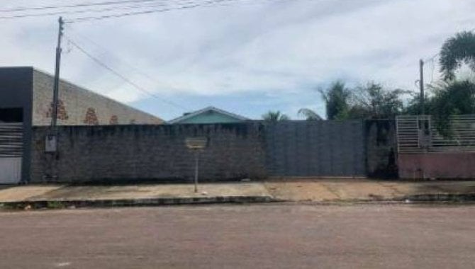 Casa com 3 quartos, 2 banheiros e 1 vaga de garagem
