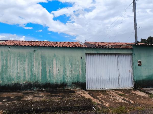 Casa com 2 quartos, banheiro, varanda e área construída de 60,6 m²