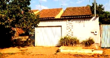 Casa com 2 quartos, 2 banheiros, varanda e área construída de 63m²