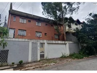 Casa assobradada desocupada com 3 pavimentos