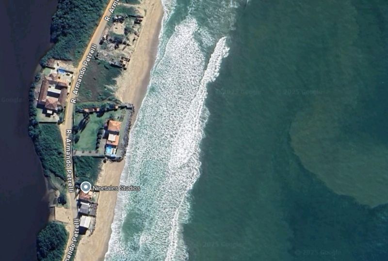 Terreno frente mar com 75m² e área construída aprox. 315m²