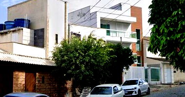 Espaçosa Casa com 272m² Construídos e 525m² Terreno, Ocupada