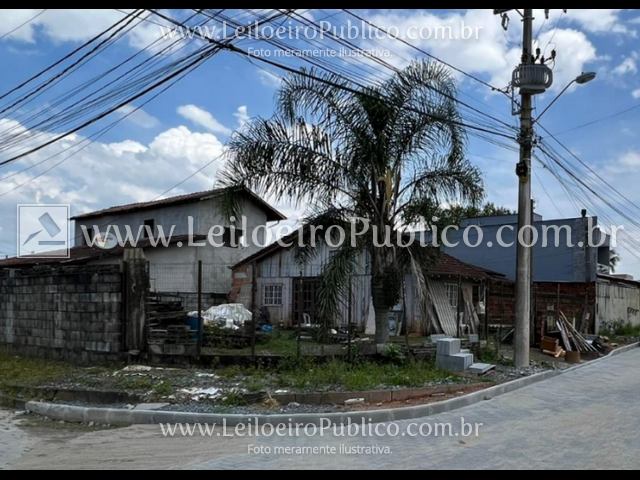 Imóvel Urbano com 262,24 m² em Joinville, terreno regular