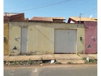 Casa ocupada com 56 m² construídos em terreno de 180 m²