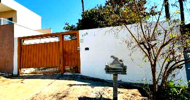 Casa aconchegante com 50m² construídos em terreno amplo, ocupada