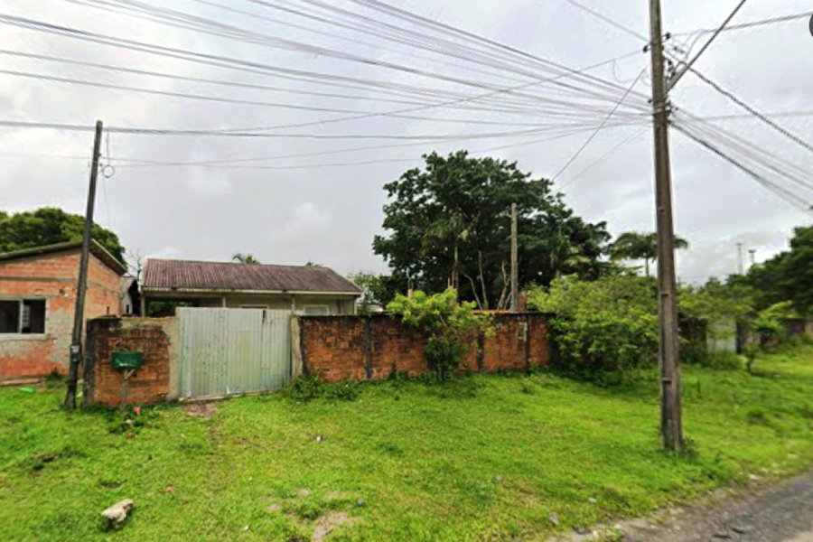 Casa com 360m² de terreno, murada, em área residencial