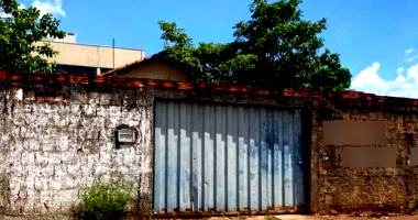 Casa e barracão com terreno de 420m² em Goiânia