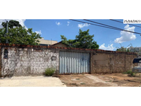 Casa e barracão com terreno de 420m² em Goiânia