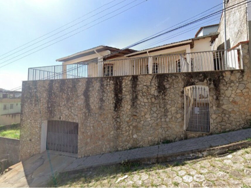 Casa com 3 quartos, 2 banheiros, 235m² construída, imóvel