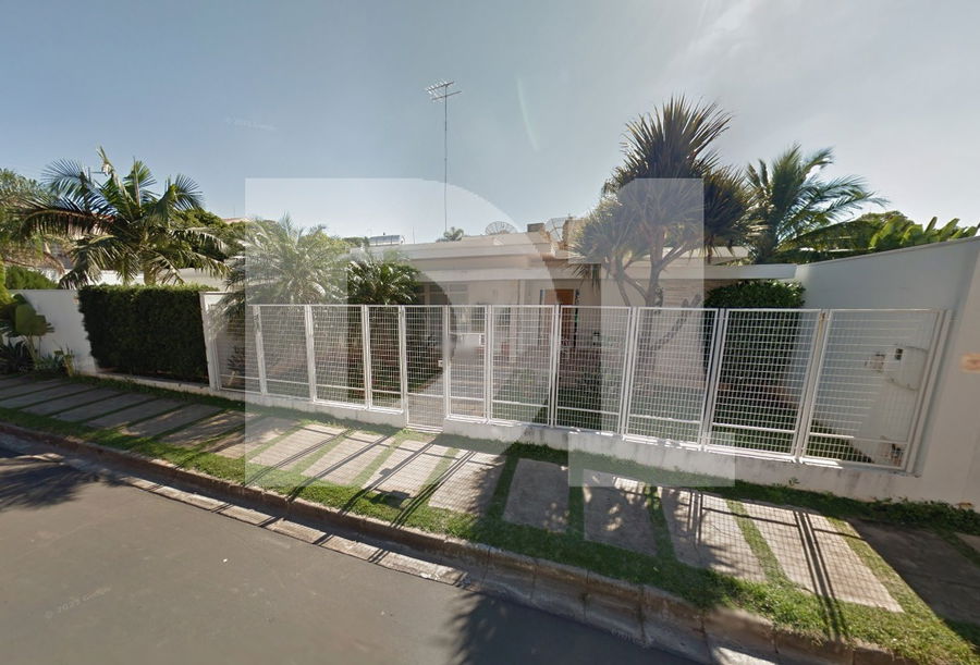 Casa espaçosa com 12 cômodos e amplo terreno em Lucélia/SP