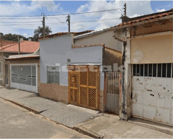 Casa em São Roque/SP com 2 salas e edícula nos fundos