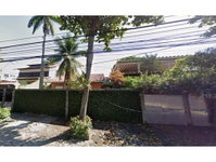 Casa residencial com 308m² construídos e 1.102m² de terreno