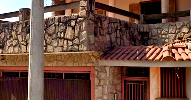 Casa ampla com 5 quartos, 3 banheiros, 2 vagas e 385m² construída
