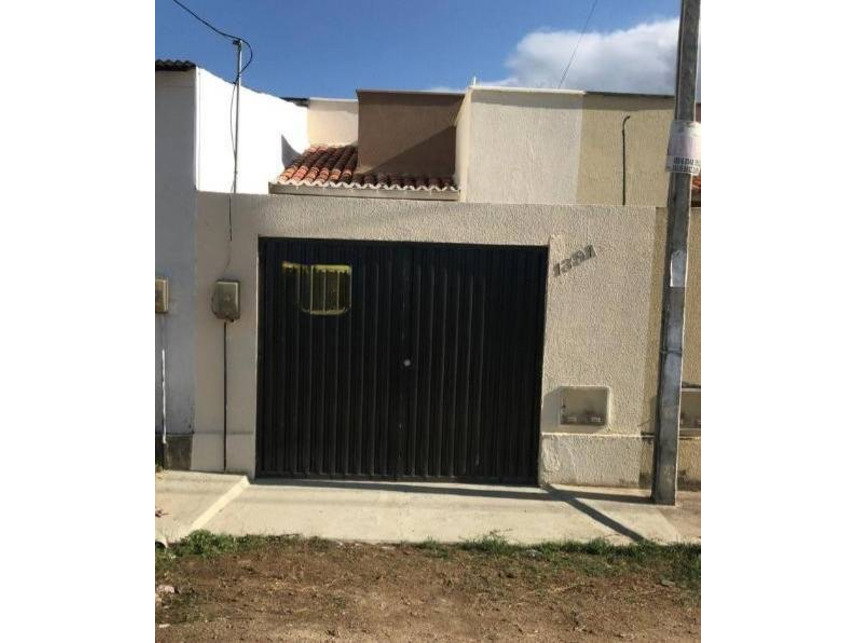 Casa com 1 vaga de garagem, 51m² construídos, ocupada