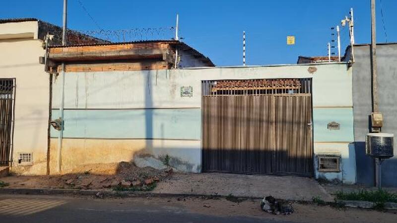 Casa com 1 quarto, 1 vaga e 53,9m² construída, desocupada
