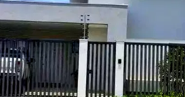 Casa em leilão com 289m² construída e 240m² de terreno