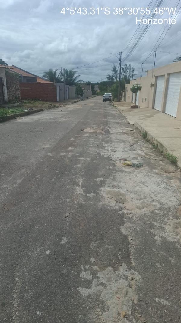 Casa com 3 quartos e 2 banheiros em Horizonte/CE