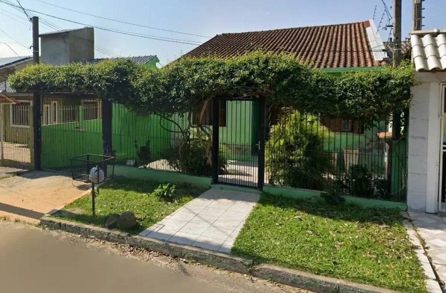 Casa com 300m² de terreno, 3 quartos, 2 banheiros, desocupada