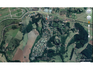 Terreno amplo 1.293,57m² com topografia em declive e infraestrutura básica