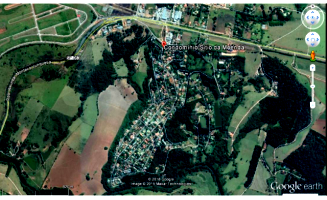 Terreno amplo 1.293,57m² com topografia em declive e infraestrutura básica