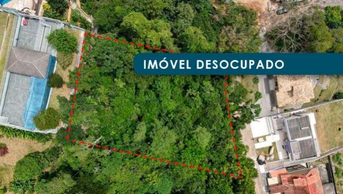 Direitos sobre terreno de 1.108 m² desocupado no Condomínio Arujazinho