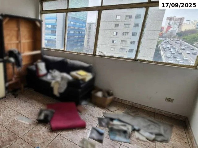 Apartamento 71,50m² 2Q 1B em Mau Estado - Reforma Necessária