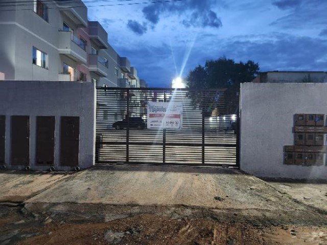 Apartamento com 2 quartos, varanda e 1 vaga de garagem