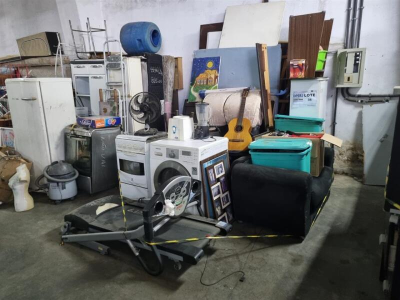 Lote com Móveis Diversos e Equipamentos