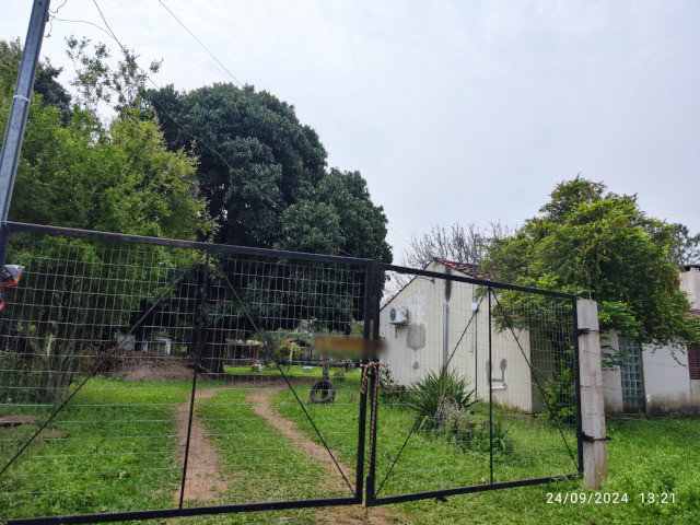 Prédios, Galpão, Piscina e Outras Benfeitorias em Terreno Amplo