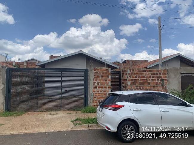 Casa com 2 Quartos e 2 Vagas em Lins-SP