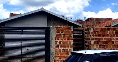 Casa com 2 Quartos e 2 Vagas em Lins-SP