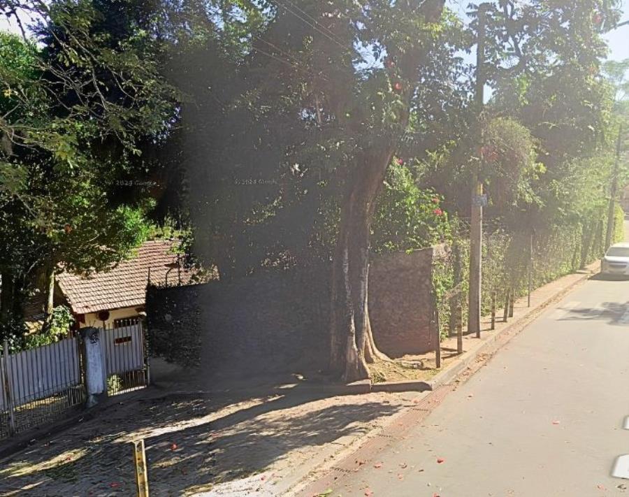 Sítio Urbano com Edificações e Ampla Área de Terreno