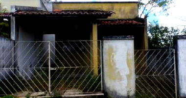 Casa com 2 quartos, 2 banheiros, área construída 86m², desocupada
