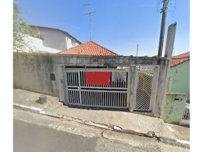 5 casas ocupadas com 260 m² construídos e garagem
