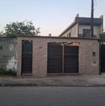 Casa Ocupada com 114m² de Área Construída em São Vicente/SP