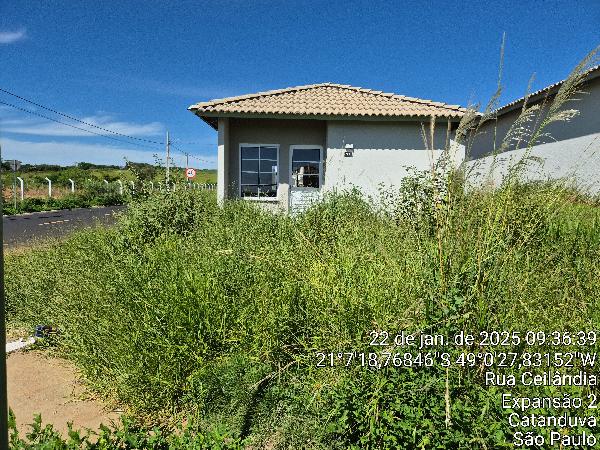Casa com 2 quartos, banheiro, área de serviço, sala e cozinha, 43,85m² construída