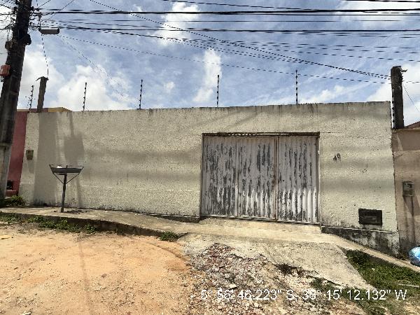 Casa com 3 quartos, 2 banheiros, 82m² construída, 1 vaga, desocupada