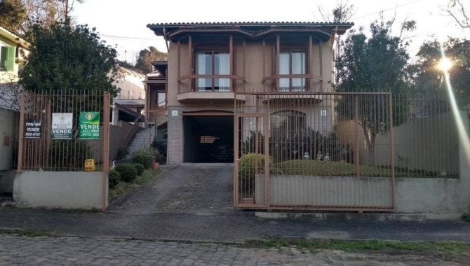 Casa Padrão com 3 Quartos e 3 Banheiros em Caxias do Sul